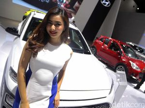 Senyum Menawan SPG Hyundai Kona