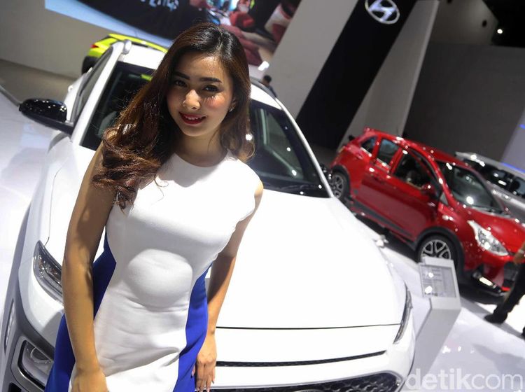 Senyum Menawan SPG Hyundai Kona