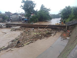 Suami Jelaskan Kronologi Korban Tewas Terseret Arus Banjir Jakarta
