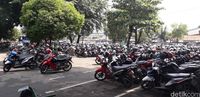 Lahan parkir didominasi sepeda motor