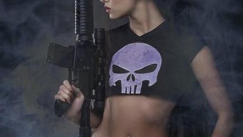 Punisher adalah sebuah karakter fiksi yang muncul di buku komik Amerika yang diterbitkan oleh Marvel Comics. Diperankan oleh cosplayer Joanie Borsa. (Foto: The Gamer)