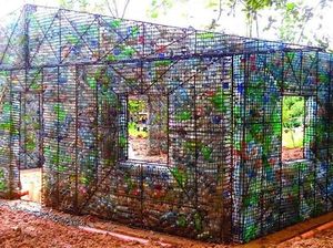 Wow! Rumah Ini Dibangun dari 14.000 Botol Plastik