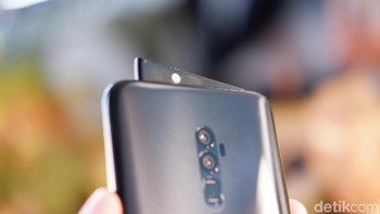 Sementara di penampang belakang modul kamera ini, ditempatkan lampu kilat. Foto: Adi Fida Rahman/detikINET