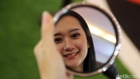 Model cantik ini bercermin di kaca spion Kymco Like150i.