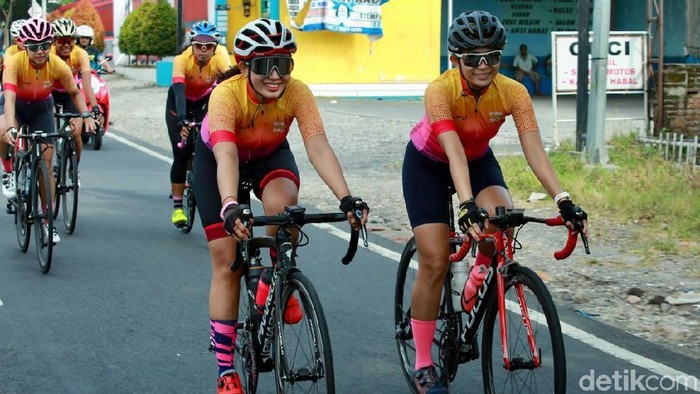 Ratusan pesepeda perempuan mengikuti Women Cycling Challenge yang dibuka di Pendopo Banyuwangi. Balap sepeda itu dimeriahkan hadirnya para perempuan berkebaya.