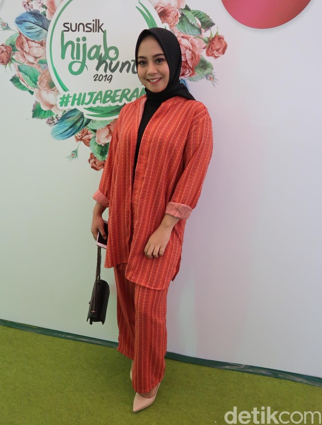 Ananda Nurfadilah yang berusia 21 tahun tampil stylish dengan setelan celana dan outerwear bermotif. Gaya ini bisa menjadi andalan dalam berbagai kesempatan, mulai dari tampil kasual hingga formal sekali pun. Foto: Alissa Safiera/Wolipop