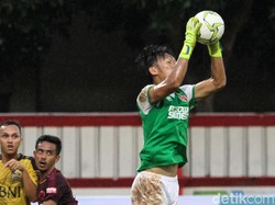 Kiper PSM mengamankan bola.