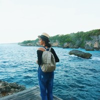 Daripada jalan-jalan ke luar negeri, Sabrina lebih berplesiran negeri sendiri. Bagi perempuan 23 tahun ini, Indonesia menjadi destinasi favoritnya karena memiliki alam yang memesona dan tiada duanya dibandingkan negara lain. “Singkat kata, Indonesia punya daya tarik tersendiri. Masih banyak keindahan Indonesia yang belum terjamah,” ucapnya. Foto: Instagram