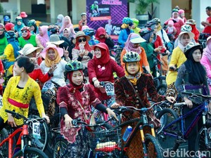 Peringati Hari Kartini, Ratusan Pesepeda Berkebaya Keliling Banyuwangi
