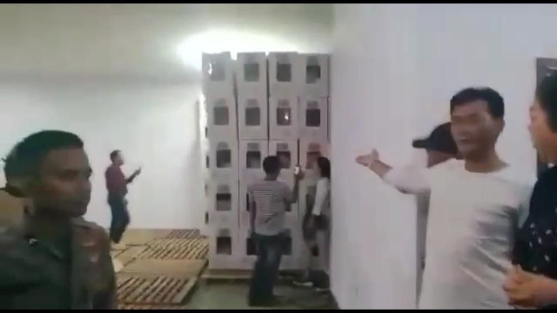 Polisi Panggil Istri Eks Danjen Kopassus Agus Sutomo soal Sidak Gudang KPU Bekasi Polisi Panggil Istri Eks Danjen Kopassus Agus Sutomo soal Sidak Gudang KPU Bekasi