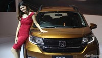 Senyum manis selalu menghiasi bibirnya.