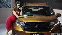 SPG cantik ini turut meramaikan peluncuran penyegaran Honda BR-V di lantai Telkomsel Indonesia Internasional Motor Show (IIMS) 2019 di JIExpo Kemayoran, Jakarta, 25 April 2019 lalu.