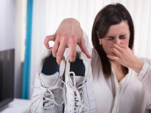 11 Cara Menghilangkan Bau Sepatu dengan Cepat, Bisa Pakai Cuka?