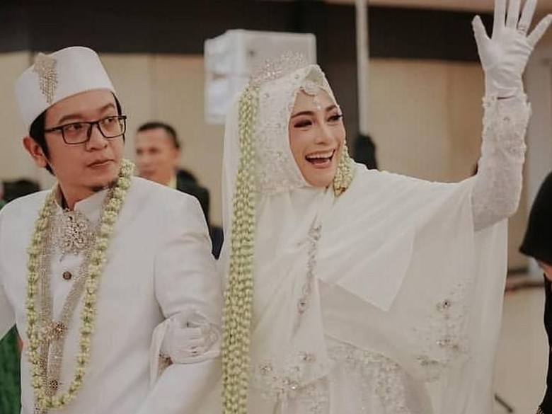 Lama Tak Ada Kabar, Inka Christie Menikah Hari Ini