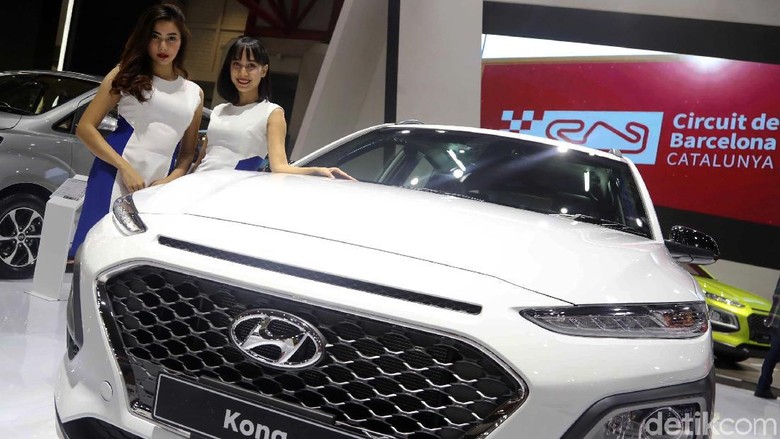 Senyum Menawan SPG Hyundai Kona SPG cantik turut menemani Hyundai Kona di Indonesia Internationa Motor Show (IIMS) 2019 JIExpo Kemayoran, Jakarta. Mereka selalu tersenyum kepada pengunjung.