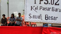 Mereka terlihat mengantre di ruang tunggu.