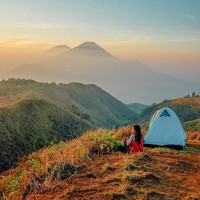 Menyandang gelar lulusan IT dari Universitas Gadjah Mada, putri dari Bambang dan Sila Restuty ini terlibat dalam proyek pengembangan sebuah situs wisata bernama Kultora. “Lewat situs itu, kita bisa menampung kegiatan-kegiatan traveling yang ada kegiatan sosialnya,” terang Sabrina.  Foto: Instagram