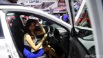 Senyum Menawan SPG Hyundai Kona
