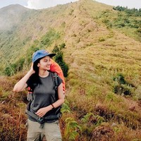 Baru-baru ini, Sabrina berhasil mendaki Gunung Lawu yang ada di perbatasan Jawa Tengah dan Jawa Timur. “Impianku, bisa mencapai puncak Gunung Jayawijaya di Papua,” kata Sabrina. Foto: Instagram  