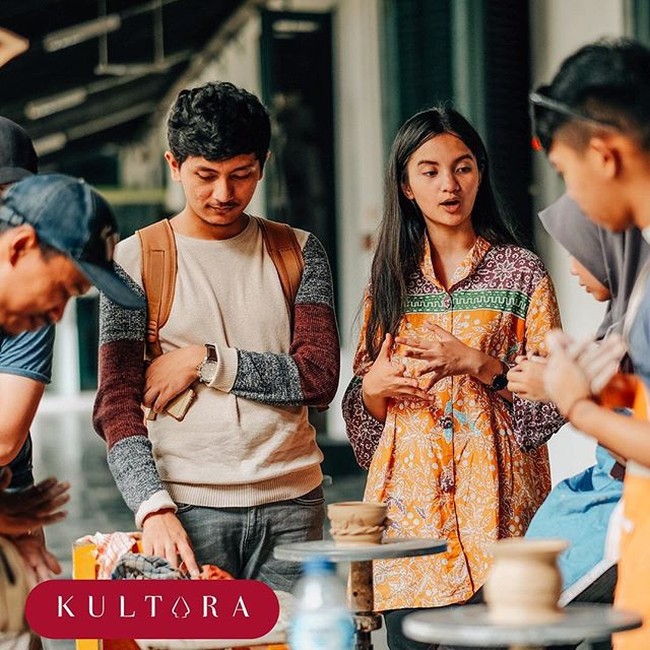 Ia menjelaskan, salah satu kegiatan yang sudah diadakan adalah keliling kota Jakarta sekaligus berkunjung ke daerah pelosok yang jarang terjamah. “Lewat kegiatan ini diharapkan dapat membangkitkan rasa percaya diri masyarakat setempat bahwa lokasi mereka sangat berpotensi sebagai destinasi wisata yang dapat dikembangkan,” katanya. Foto: Instagram