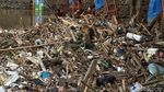 Gunungan Sampah di Pintu Air Karet