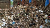 Jika tak dibersihkan sampah yang menumpuk bisa menghambat aliran air.
