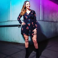 Kehidupan Sabrina ketika muda memang tak bisa dibilang mudah. Ia sempat tidak punya rumah dan hidup di jalanan ketika remaja. Saat itu, ia pun berjualan koran untuk menghasilkan uang. Foto: Instagram @dr_sab_cohenhatton