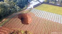 Begitu gemuruh, sebagian listrik warga langsung mati. Warga kemudian berhamburan keluar memeriksa kondisi lubang. Benar saja lubang baru kembali terbentuk dengan ukuran lebih besar.