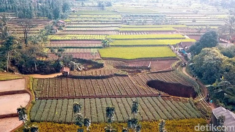 Lubang Raksasa di Sukabumi, Warga: Kami Takut dan Waswas! Lubang Raksasa di Sukabumi, Warga: Kami Takut dan Waswas!
