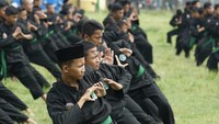 Tak hanya itu, Gus Nabil juga mengingatkan para Pendekar untuk terus berkhidmat dengan cinta kasih serta akhlakul karimah kepada Negara dan Nahdlatul Ulama. Menurutnya, dengan keikhlasan dan kesungguhan berkhidmat, barokah para kiai bercucuran menemani aktivitas sehari-hari. Dok. Pagar Nusa.