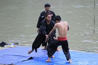 Melihat Aksi Pendekar Silat Bertarung di Atas Rakit