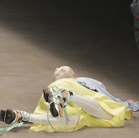 Pada rekaman video yang beredar, Tales Soares tampak tersandung tali sandal yang ia kenakan sebelum jatuh. Seperti dikutip dari Heavy, diduga ia mengalami serangan epilepsi, karena terlihat busa keluar dari mulutnya. Namun hingga saat ini Base MGT, agensi model yang menaungi Soares, belum memberikan konfirmasi terkait penyebab kematiannya. Foto: YouTube