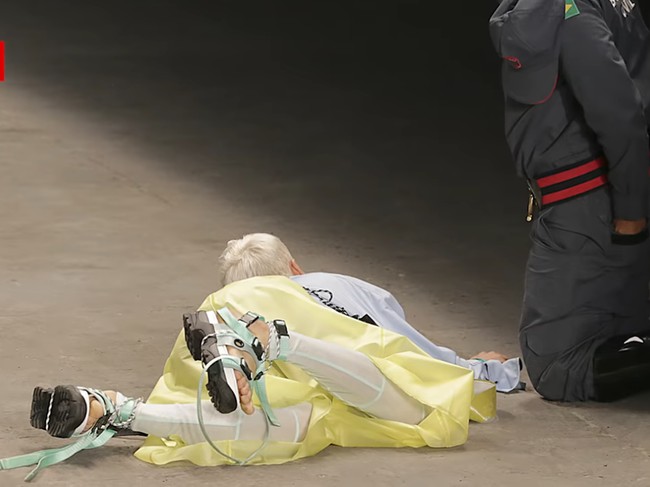 Pada rekaman video yang beredar, Tales Soares tampak tersandung tali sandal yang ia kenakan sebelum jatuh. Seperti dikutip dari Heavy, diduga ia mengalami serangan epilepsi, karena terlihat busa keluar dari mulutnya. Namun hingga saat ini Base MGT, agensi model yang menaungi Soares, belum memberikan konfirmasi terkait penyebab kematiannya. Foto: YouTube