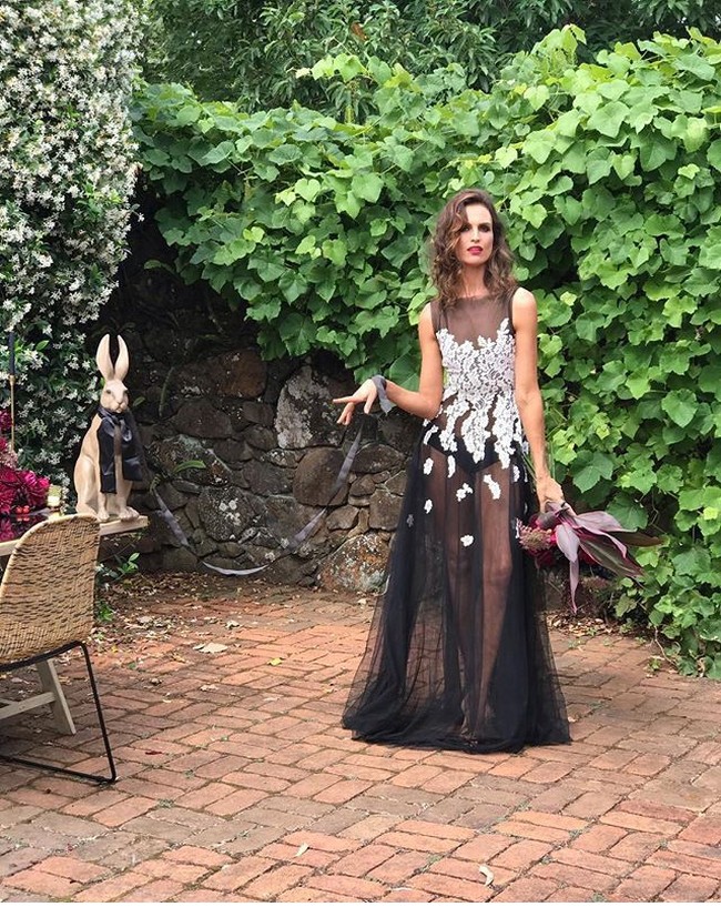 Memiliki perut rata dan kulitnya yang kencang, ibu berusia 44 tahun ini sering disebut berusia 20-an. Ia kerap mengejutkan orang asing ketika memberi tahu usia sebenarnya. Foto: Dok. Instagram