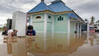Sepuluh orang meninggal dunia akibat banjir dan tanah longsor yang melanda Bengkulu sejak Jumat (26/4/2019). Delapan orang dinyatakan masih hilang. ANTARA FOTO/David Muharmansyah.