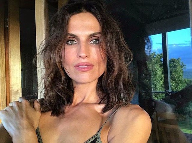 “Itu terjadi setiap saat. Kami memiliki hubungan yang luar biasa, jadi saya kira kami lebih seperti saudara dalam pengertian itu. Orang selalu menebak bahwa saya berusia dua puluhan. Mereka terkejut ketika saya memberi tahu mereka usia saya yang sebenarnya,” jelas Abigail. Foto: Dok. Instagram