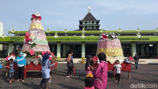 Gunungan gethuk diperebutkan warga di Magelang. 