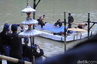 Melihat Aksi Pendekar Silat Bertarung di Atas Rakit