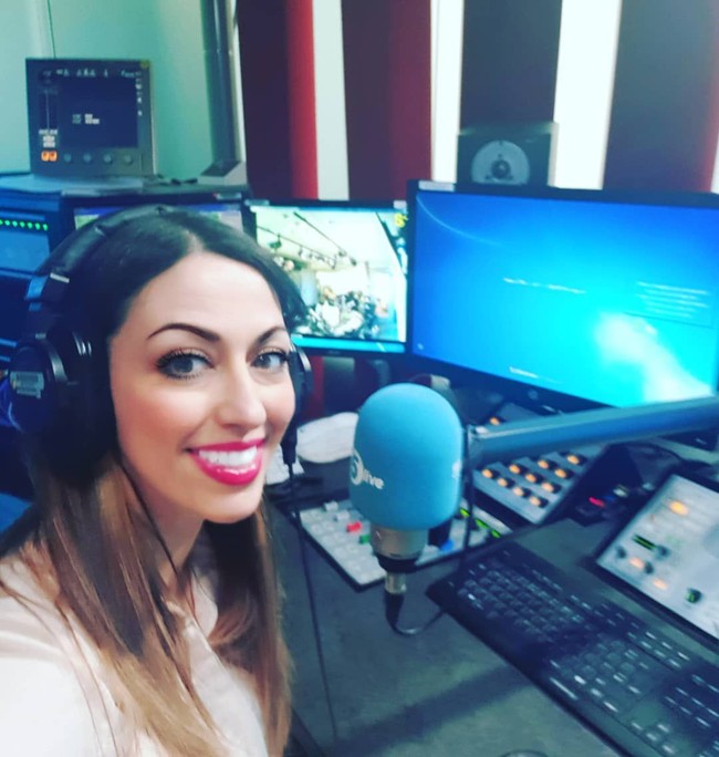 Ibu satu anak tersebut pun memilih profesi pemadam kebakaran karena bisa membantu orang. Alasan pemadam kebakaran menarik bagiku karena aku menghabiskan waktu di jalanan menjalani hari yang buruk dan pemadam kebakaran sangat beruntung karena bisa membantu orang ketika mereka memiliki hari terburuk, tuturnya. Foto: Instagram @dr_sab_cohenhatton