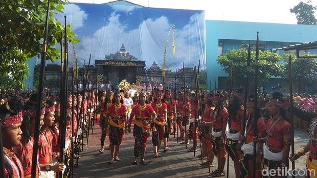 Gunungan 2 Kuintal Gethuk Jadi Rebutan Warga di Magelang