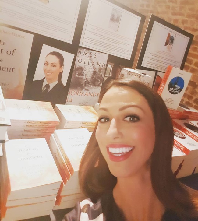 Selain harus tinggal di jalanan dan menjual koran di usia muda, Sabrina mengungkap ia pernah diserang oleh kaum fasis. Pengalaman pahit ini juga sempat ingin dilupakannya sebelum akhrinya dibagikan dalam buku. Foto: Instagram @dr_sab_cohenhatton