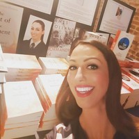 Selain harus tinggal di jalanan dan menjual koran di usia muda, Sabrina mengungkap ia pernah diserang oleh kaum fasis. Pengalaman pahit ini juga sempat ingin dilupakannya sebelum akhrinya dibagikan dalam buku. Foto: Instagram @dr_sab_cohenhatton