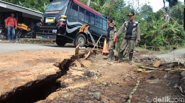 Bupati Sukabumi Upayakan Relokasi Warga Terdampak Pergerakan Tanah