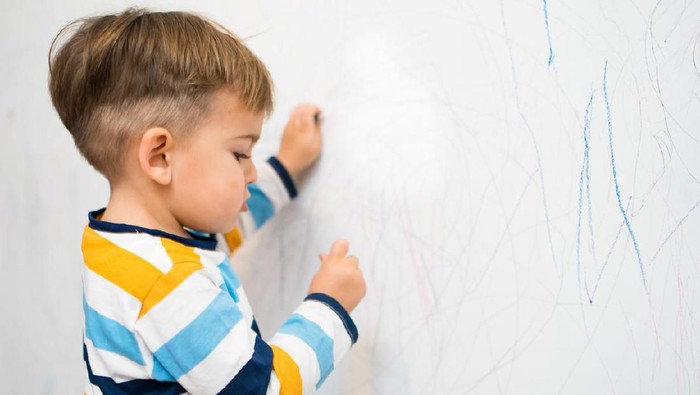 Ilustrasi anak mencoret tembok