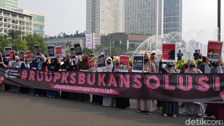 FPI Sebut RUU PKS Berpotensi Legalkan LGBT, Komnas Perempuan: Ndak Nyambung FPI Sebut RUU PKS Berpotensi Legalkan LGBT, Komnas Perempuan: Ndak Nyambung
