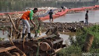 Sejumlah petugas UPK Badan Air terus bergotong-royong membersihkan lokasi dari sampah.