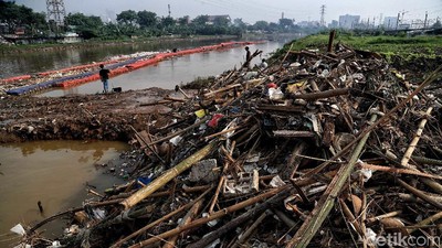 Tumpukan Sampah Penuhi Sungai BKB Petamburan