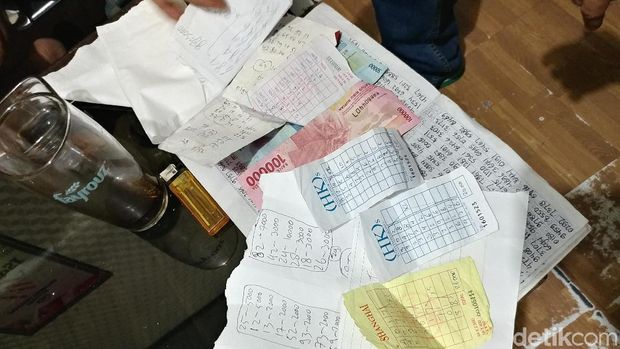 Barang bukti transaksi judi. 