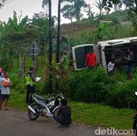 Mobil Rombongan Wisatawan dari Klaten Terguling di Sarangan, 1 Tewas