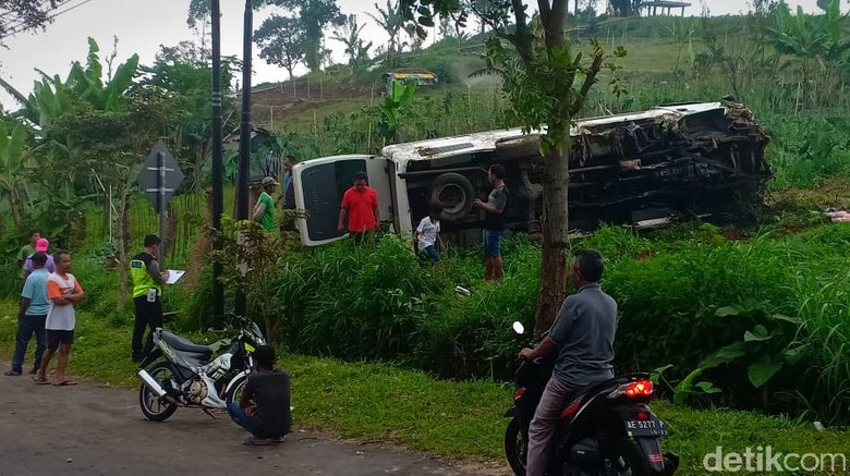 Mobil Rombongan Wisatawan dari Klaten Terguling di Sarangan, 1 Tewas Mobil Rombongan Wisatawan dari Klaten Terguling di Sarangan, 1 Tewas